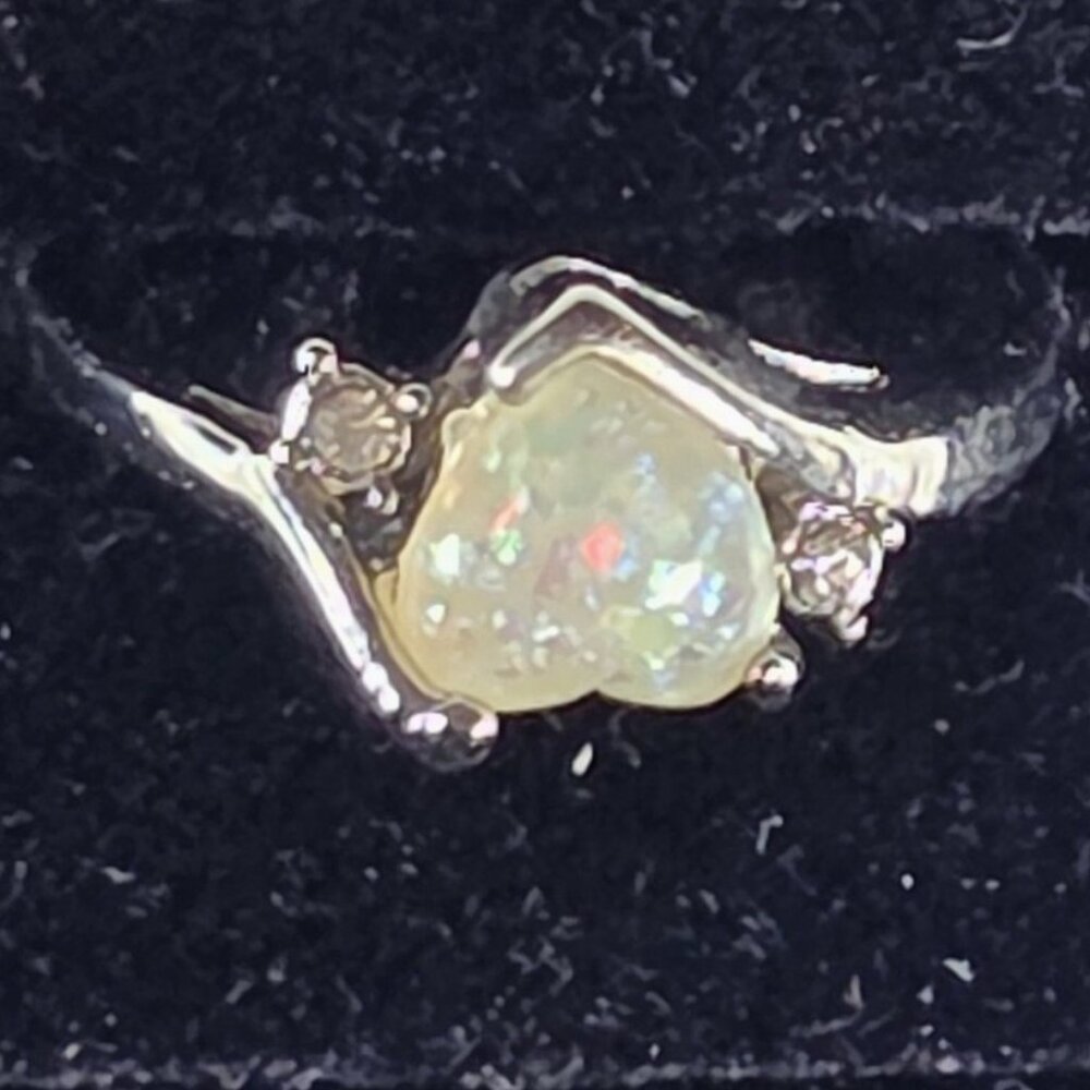 Beautiful Heart Shapped White Opal Set in 625 Silver Ring Size 11 - Picture 3 of 4